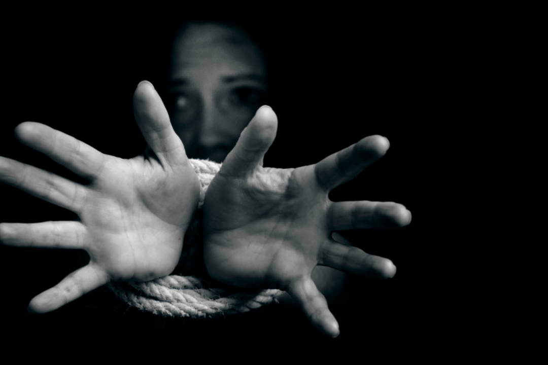 Cette photo représente une jeune femme dont une corde lie les mains. Elle symbolise la situation de femmes traitées comme des esclaves sexuelles.