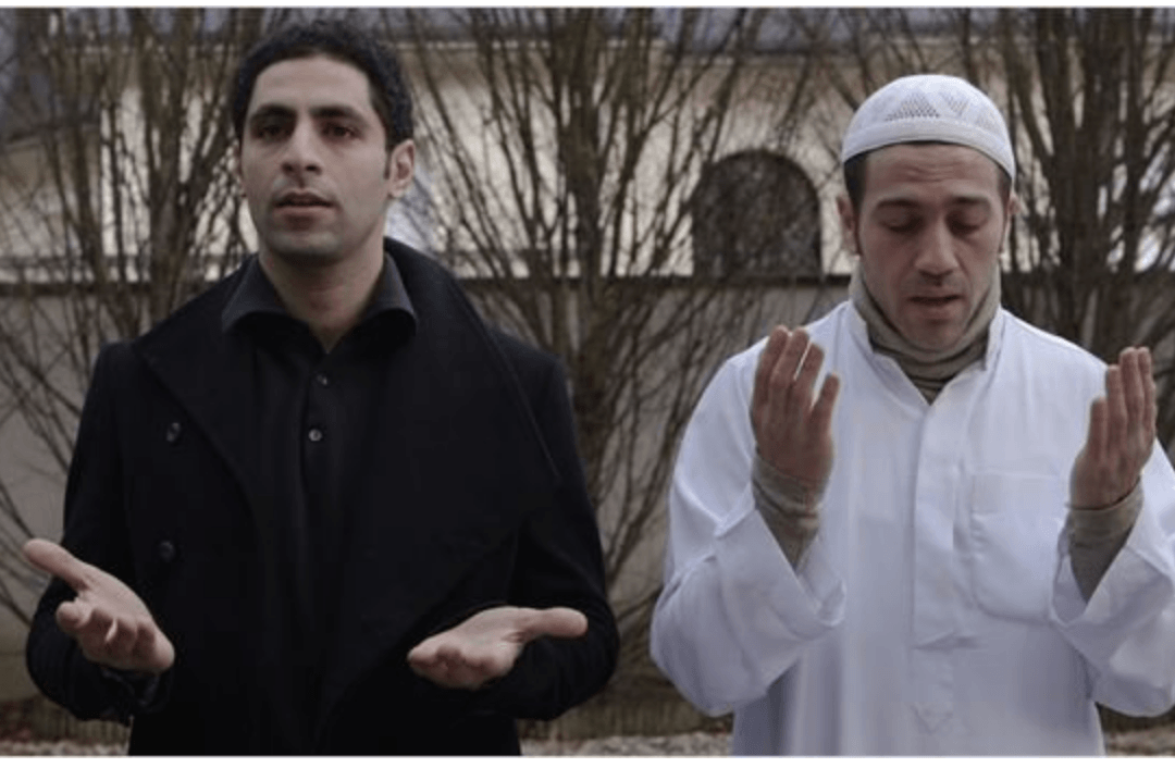 Relations islamo-chrétiennes. Sur cette photo, on voit deux frères qui prient ensemble: l'un est musulman, l'autre est devenu chrétien.