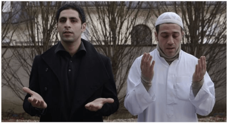 Relations islamo-chrétiennes. Sur cette photo, on voit deux frères qui prient ensemble: l'un est musulman, l'autre est devenu chrétien.