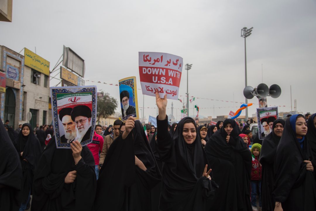 L'islam n'est-il qu'une religion? Sur la photo de cette manifestation contre les Etats-Unis, on voit à côté du slogan "Down with USA" des pencartes à l'effigie de Khomeini et Kamenei.