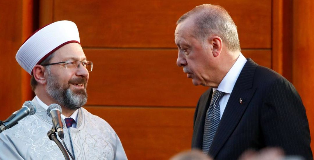 L'État turc étend son contrôle sur ses mosquées dans les pays germanophones. La critique de l'islam est rejetée comme « islamophobie ». Sur la photo, le Président turc en conversation avec un imam.