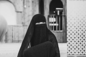 La photo de cette femme voilée pose la question de savoir s'il faut tolérer ou interdire le niqab.