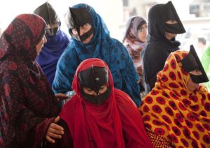 cette photo montre plusieurs femmes omanaises sur un marché, illustration de leur condition sociale