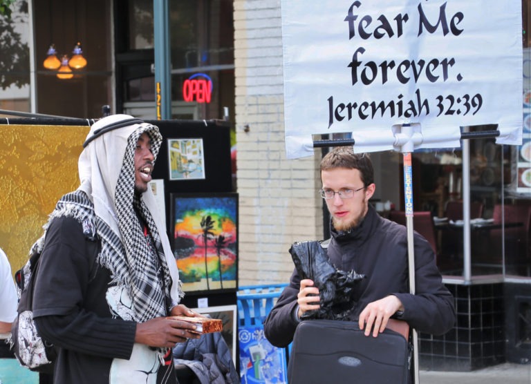 Un musulman et un chrétien discutant leur foi