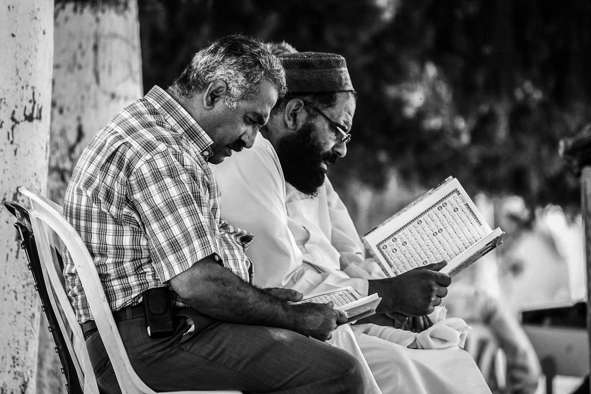 Cette photo représente deux musulmans lisant le Coran.