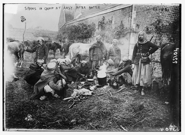 Cette photo représente des spahis marocains ayant combattu pour la France.