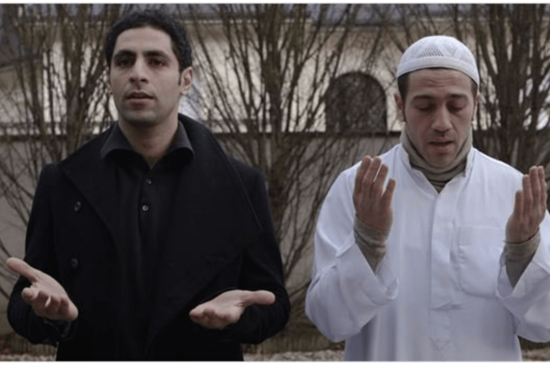Relations islamo-chrétiennes. Sur cette photo, on voit deux frères qui prient ensemble: l'un est musulman, l'autre est devenu chrétien.