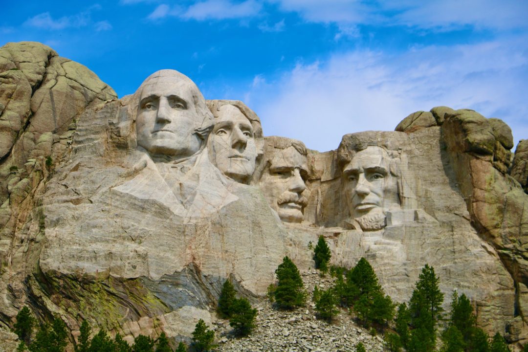 Les portraits de présidents américains du Mt Rushmore symbolise l'Etat constitutionnel auquel l'islam est hostile.