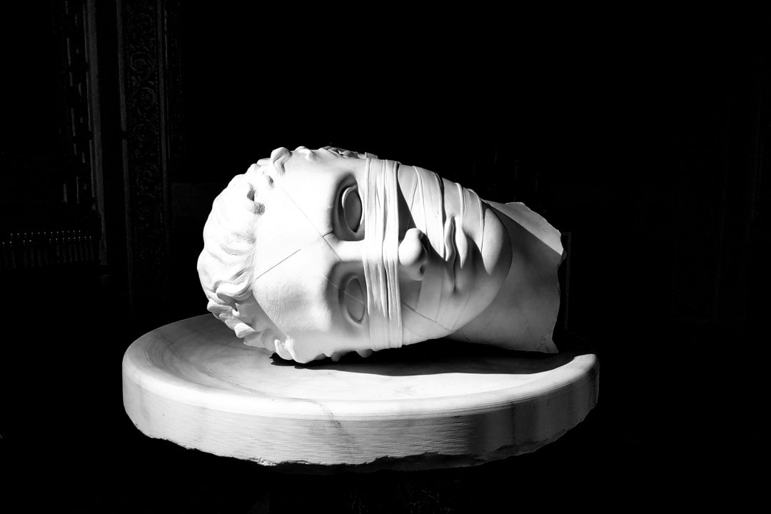 Violence en islam: sur cette photo, on voit une sculpture présentant la tête d'un homme décapité posée sur un plateau.